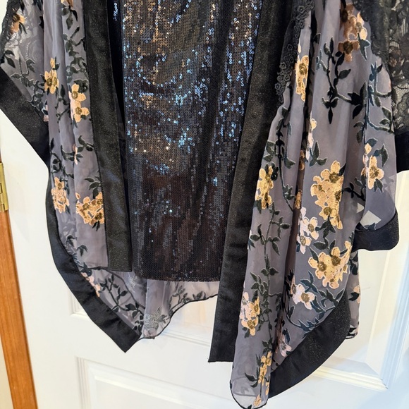 POL Oversized Velvet & Lace Floral Kimono + NWT Black Medium Sequin Tank - Picture 5 of 16